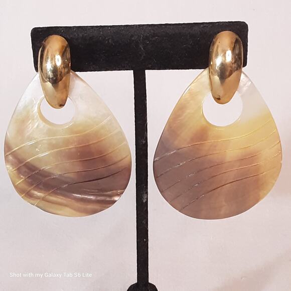 Two Earrings In One Small Gold Tone Huggies Holding Large MOP Shells - Picture 2 of 12